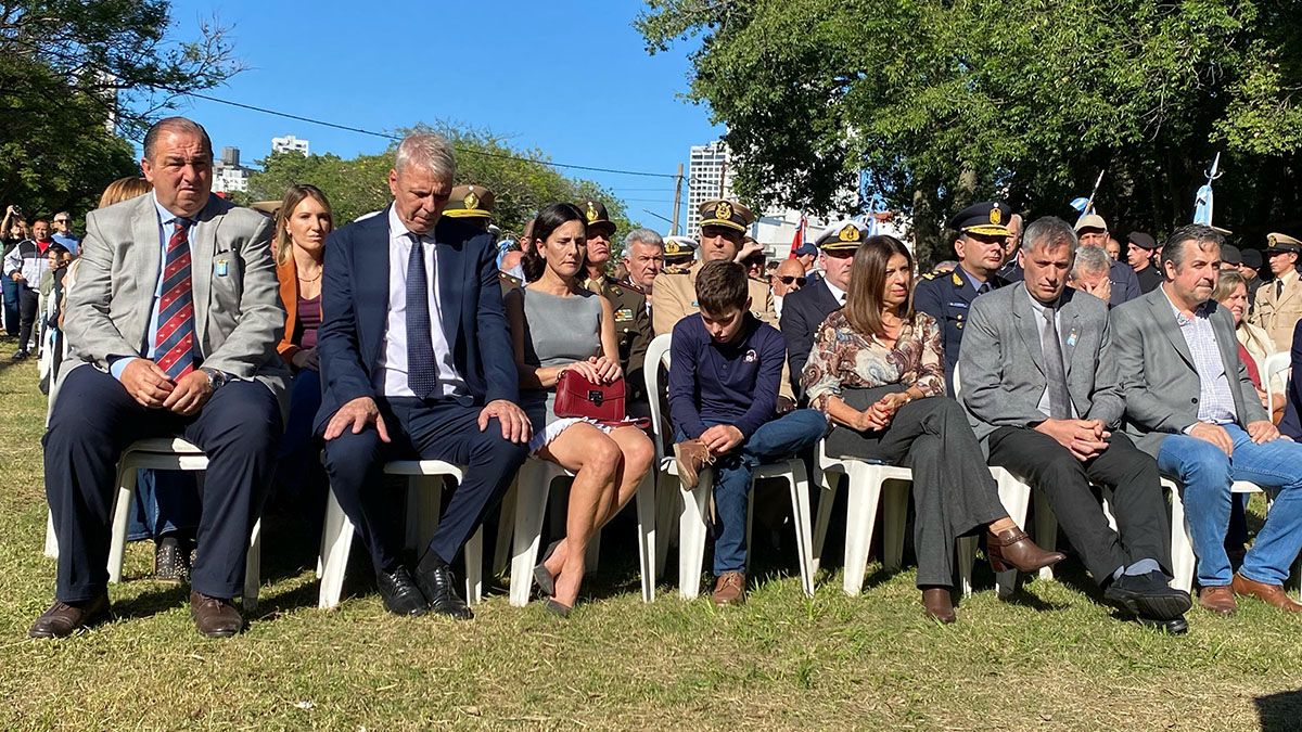 Adolfo Schweighofer junto al intendente Juan Pablo Poletti, durante el acto por los Caídos en Malvinas. Adolfo Schweighofer junto al intendente Juan Pablo Poletti, durante el acto por los Caídos en Malvinas.