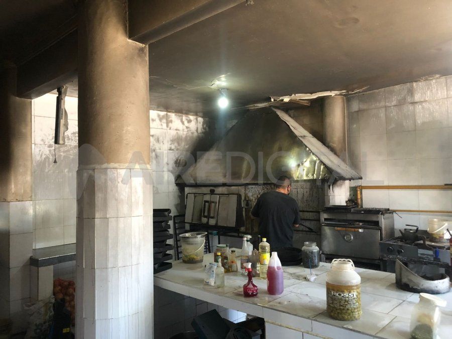El foco ígneo se generó en la cocina del local gastronómico.