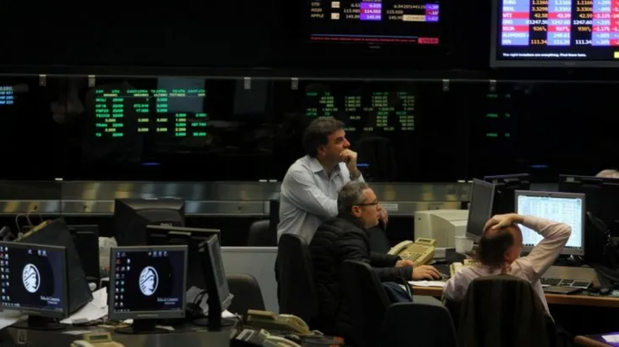 Se derrumbaron los bonos en pesos y en dólares.