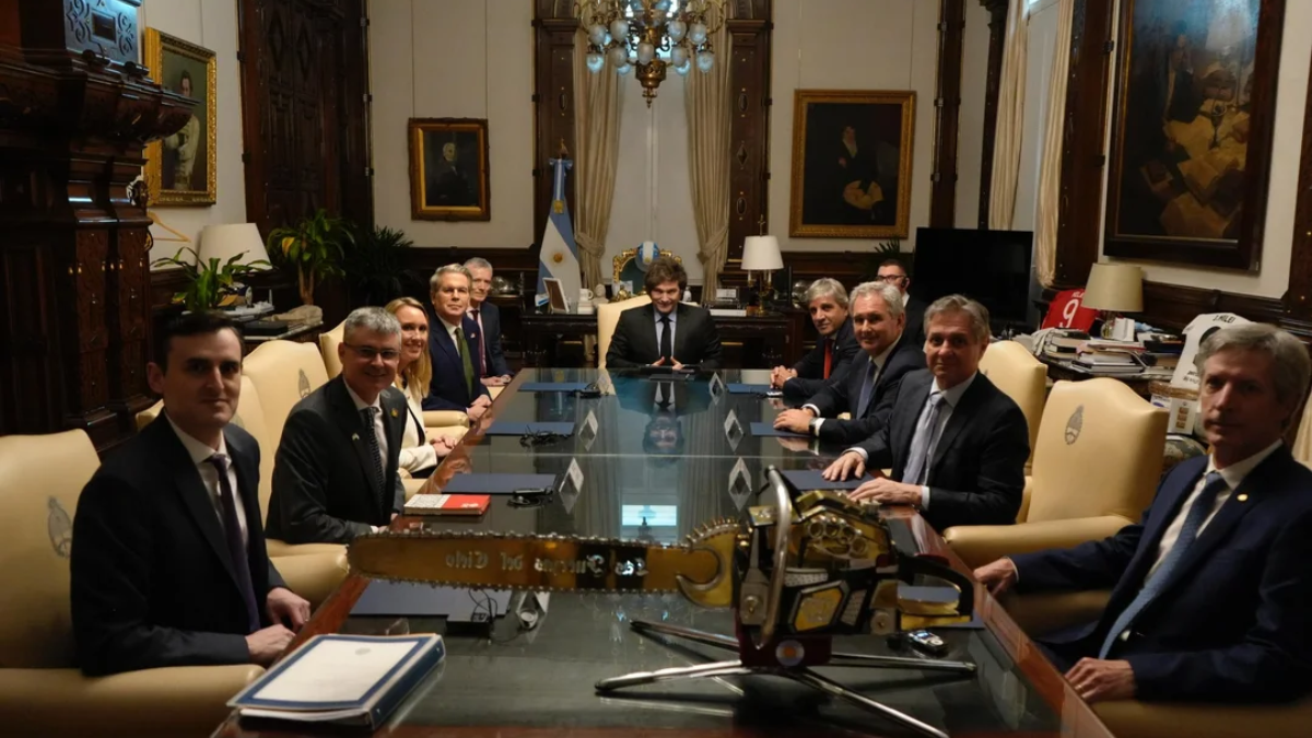 Fue un encuentro clave tras la aprobación del acuerdo con el FMI. Participaron también Luis Caputo, Santiago Bausili y funcionarios del Tesoro norteamericano. Fue un encuentro clave tras la aprobación del acuerdo con el FMI. Participaron también Luis Caputo, Santiago Bausili y funcionarios del Tesoro norteamericano.