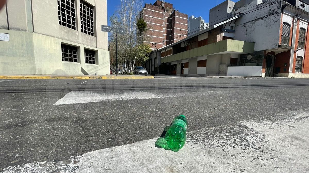 25 de Mayo y General López: trapitos golpearon a un hombre que pateó una botella.