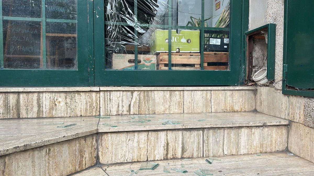 Un hombre de 31 años fue retenido por vecinos y luego demorado por la policía tras provocar daños en un comercio.