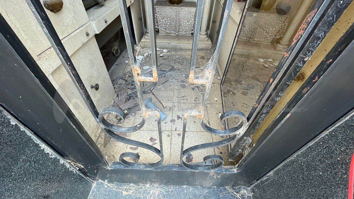 Arrojaron elementos contudentes contra las tumbas.