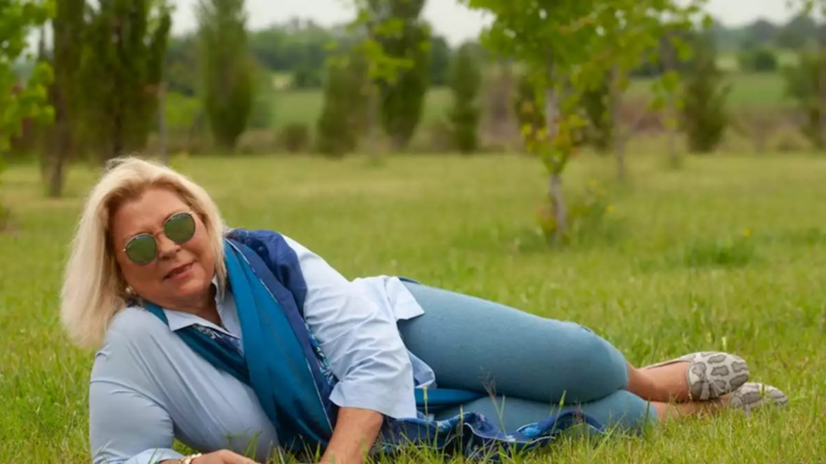 Elisa Carrió presentó su marca de ropa y posó con las lujosas prendas