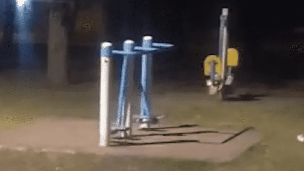 Un fantasma juega en la plaza y siembra el pánico entre los vecinos.