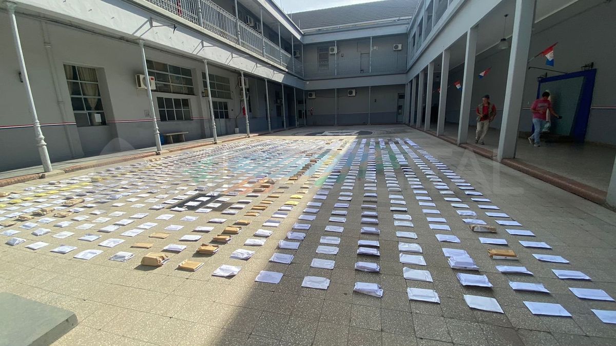 Las autoridades desplegaron los celulares secuestrados en el patio de la sede del Servicio Penitenciario.