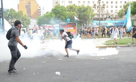 Imágenes de los incidentes registrados el miércoles pasado en las afueras del Congreso, cuando la reforma laboral tuvo media sanción. Imágenes de los incidentes registrados el miércoles pasado en las afueras del Congreso, cuando la reforma laboral tuvo media sanción.