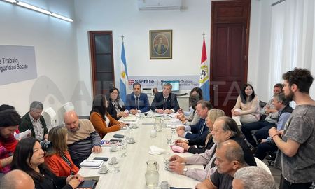 El Gobierno y los gremios docentes reunidos en paritarias. El Gobierno y los gremios docentes reunidos en paritarias.