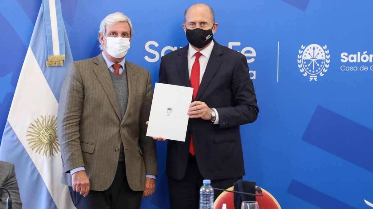 El gobernador Omar Perotti junto al actual presidente de la Corte