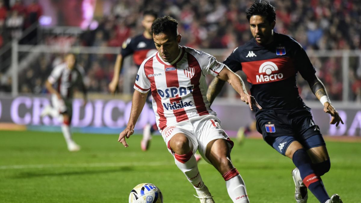 Unión y Tigre igualan 0 a 0 en el estadio 15 de Abril.