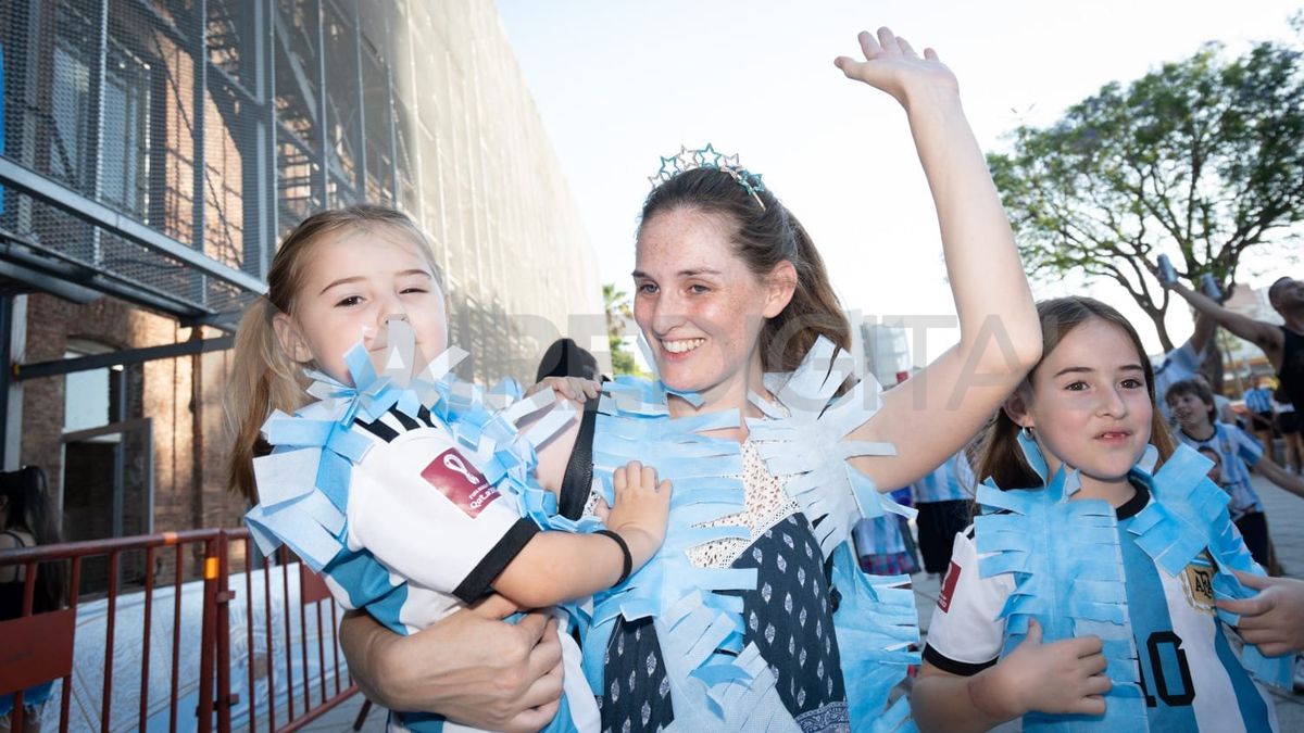 Todos fueron con camisetas, vinchas, guirnaldas, vuvuzelas y banderas a ver el partido.