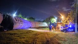 altText(Santa Fe: descarriló un tren y varios vagones quedaron volcados al costado de la vía)}