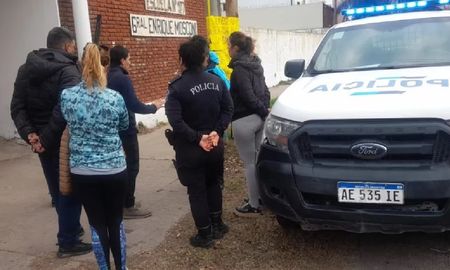 Polémica en una escuela de La Plata: padres denunciaron que la escuela proyectó película que incluía violaciones y canibalismo Polémica en una escuela de La Plata: padres denunciaron que la escuela proyectó película que incluía violaciones y canibalismo