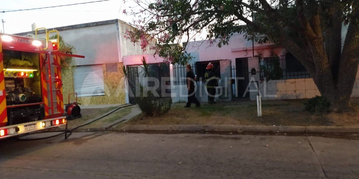 Se incendió una casa en barrio Los Hornos pero el fuego ya fue controlado