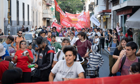 La concentración comenzó a las 16 en San Jerónimo y Salta, desde ahí partió la columna de organizaciones sociales para desembocar frente a la Casa Gris. La concentración comenzó a las 16 en San Jerónimo y Salta, desde ahí partió la columna de organizaciones sociales para desembocar frente a la Casa Gris.