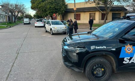 impactante accidente en barrio los hornos: un auto volco tras chocar en una esquina impactante accidente en barrio los hornos: un auto volco tras chocar en una esquina