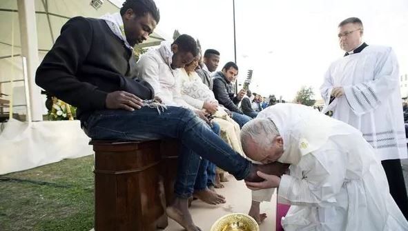 El Papa Francisco lavó los pies de 12 presos, incluido un argentino