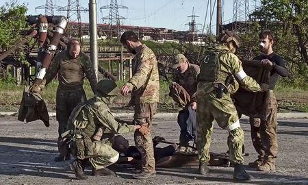 Rusia confirmó hoy que al menos 265 soldados ucranianos, incluyendo varios heridos, se rindieron en la asediada acería de Azovstal, el único lugar donde quedan combatientes ucranianos en esa sureña ciudad portuaria controlada por Rusia. Rusia confirmó hoy que al menos 265 soldados ucranianos, incluyendo varios heridos, se rindieron en la asediada acería de Azovstal, el único lugar donde quedan combatientes ucranianos en esa sureña ciudad portuaria controlada por Rusia.
