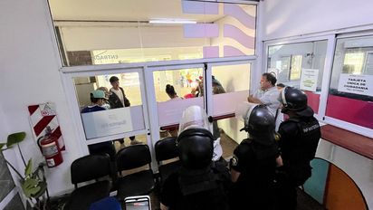 Santa Fe: militantes de organizaciones sociales ingresaron al Ministerio de Desarrollo Humano y los desalojó la Infantería