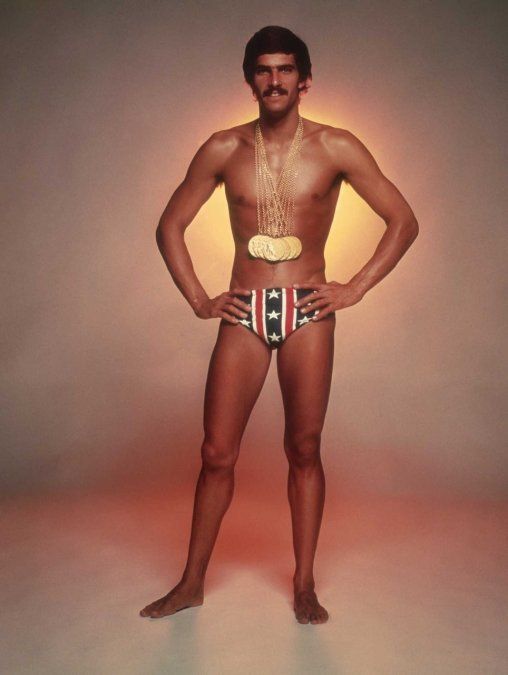 Mark Spitz (foto) había establecido el récord de siete oros sobre siete pruebas disputadas y, en todas, marcando el récord mundial. Spitz, de 1,83 metro y 78 kilos, lo hizo en Munich 1972 y, también, es considerado como uno de los más grandes deportistas olímpicos de la historia. Tenía 22 años y, muy pocas semanas después de esos Juegos, decidió retirarse de la natación.