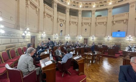 Se espera la presencia de los ministros de Desarrollo Productivo, Gustavo Puccini; de Gobierno e Innovación Pública, Fabián Bastia; de Economía, Pablo Olivares y de Ambiente y Cambio Climático, Enrique Estévez. Se espera la presencia de los ministros de Desarrollo Productivo, Gustavo Puccini; de Gobierno e Innovación Pública, Fabián Bastia; de Economía, Pablo Olivares y de Ambiente y Cambio Climático, Enrique Estévez.