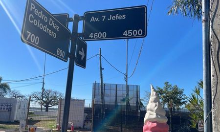El robo en la heladería de barrio 7 Jefes ocurrió durante la madrugada. El robo en la heladería de barrio 7 Jefes ocurrió durante la madrugada.