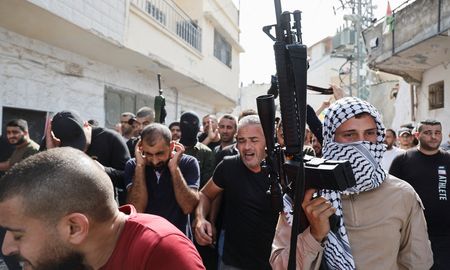 Hombres armados asisten a un funeral de palestinos que fueron asesinados por las fuerzas israelíes, cerca de Naplusa, en la Cisjordania ocupada por Israel, el 23 de octubre de 2023. Hombres armados asisten a un funeral de palestinos que fueron asesinados por las fuerzas israelíes, cerca de Naplusa, en la Cisjordania ocupada por Israel, el 23 de octubre de 2023.