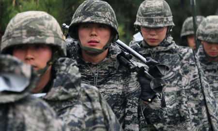 Los hombres de Corea del Sur, de entre 18 y 28 años, que estén física y psicológicamente aptos, deberán hacer el servicio militar. Los hombres de Corea del Sur, de entre 18 y 28 años, que estén física y psicológicamente aptos, deberán hacer el servicio militar.