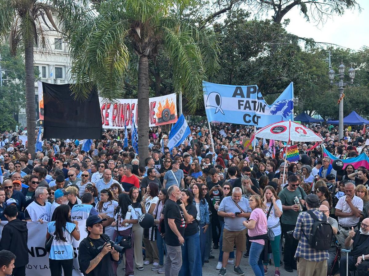 Día Nacional de la Memoria por la Verdad y la Justicia 3/5| El acto central se realizó en Plaza de Mayo, frente a la Casa de Gobierno de Santa Fe. Día Nacional de la Memoria por la Verdad y la Justicia 3/5| El acto central se realizó en Plaza de Mayo, frente a la Casa de Gobierno de Santa Fe.