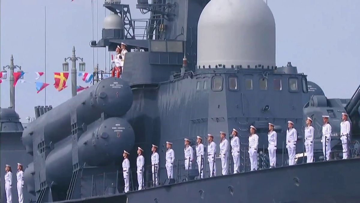 Desfile naval en San Petersburgo, Rusia.