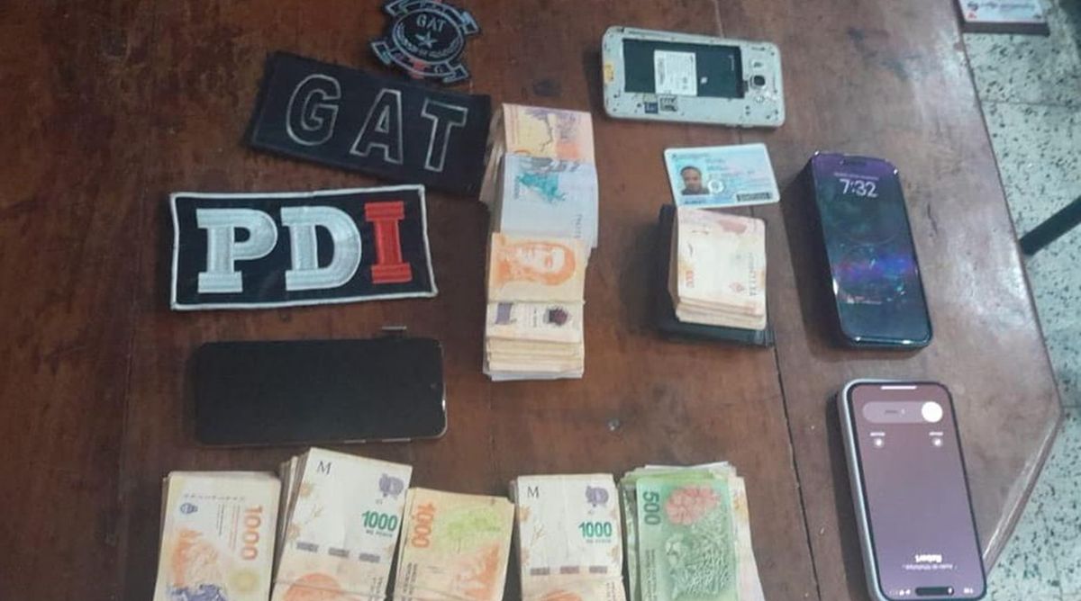 La PDI realizó varios allanamientos para dar con los sospechosos: secuestraron teléfonos celulares y dinero en efectivo La PDI realizó varios allanamientos para dar con los sospechosos: secuestraron teléfonos celulares y dinero en efectivo