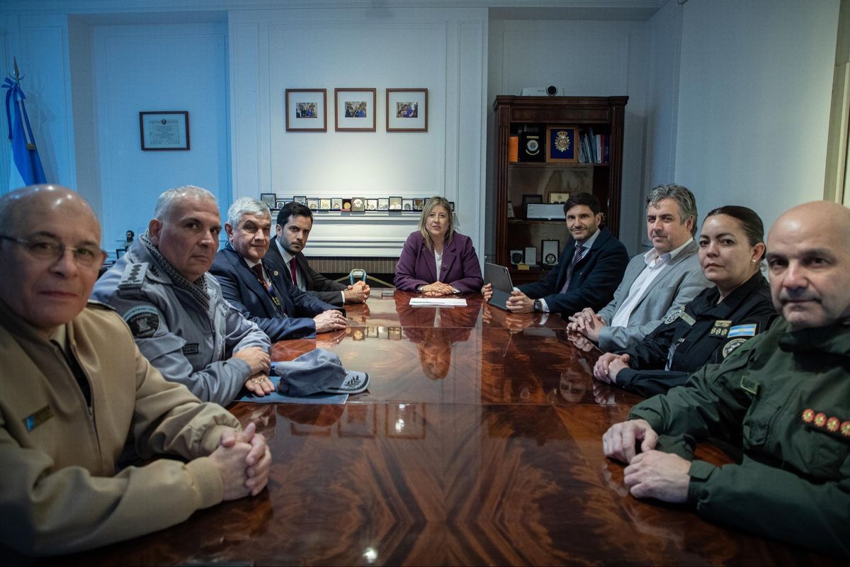 Fuentes de la cartera de seguridad provincial calificaron como “muy buena reunión” y precisaron que el encuentro sirvió para “repasar la situación y ajustar el trabajo para los meses que vienen, en particular, por la complejidad que suele tener de diciembre a febrero”. Fuentes de la cartera de seguridad provincial calificaron como “muy buena reunión” y precisaron que el encuentro sirvió para “repasar la situación y ajustar el trabajo para los meses que vienen, en particular, por la complejidad que suele tener de diciembre a febrero”.