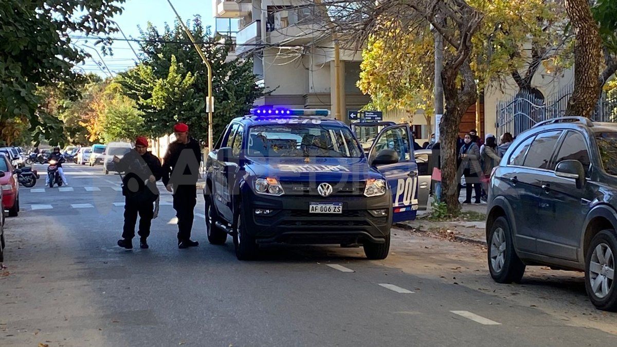 Personal de la Brigada de Explosivos llegó a la zona para inspeccionar la escuela.