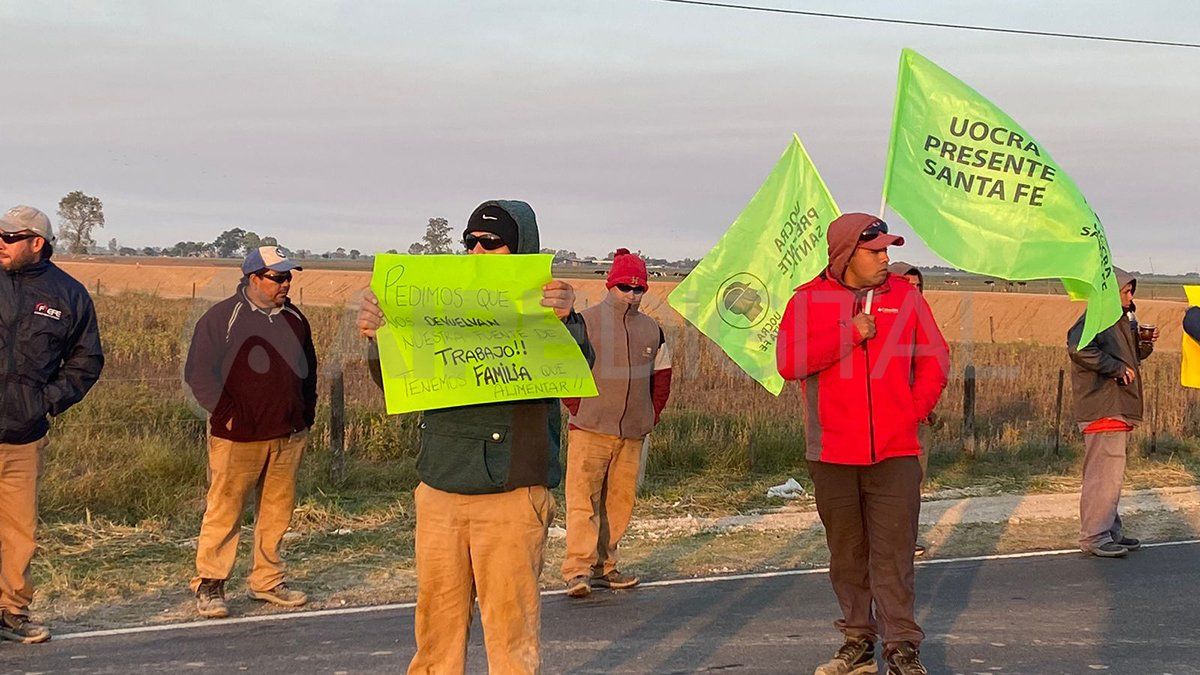 Trabajadores despedidos compañeros  y representantes gremiales se manifestaron en la ruta 70 