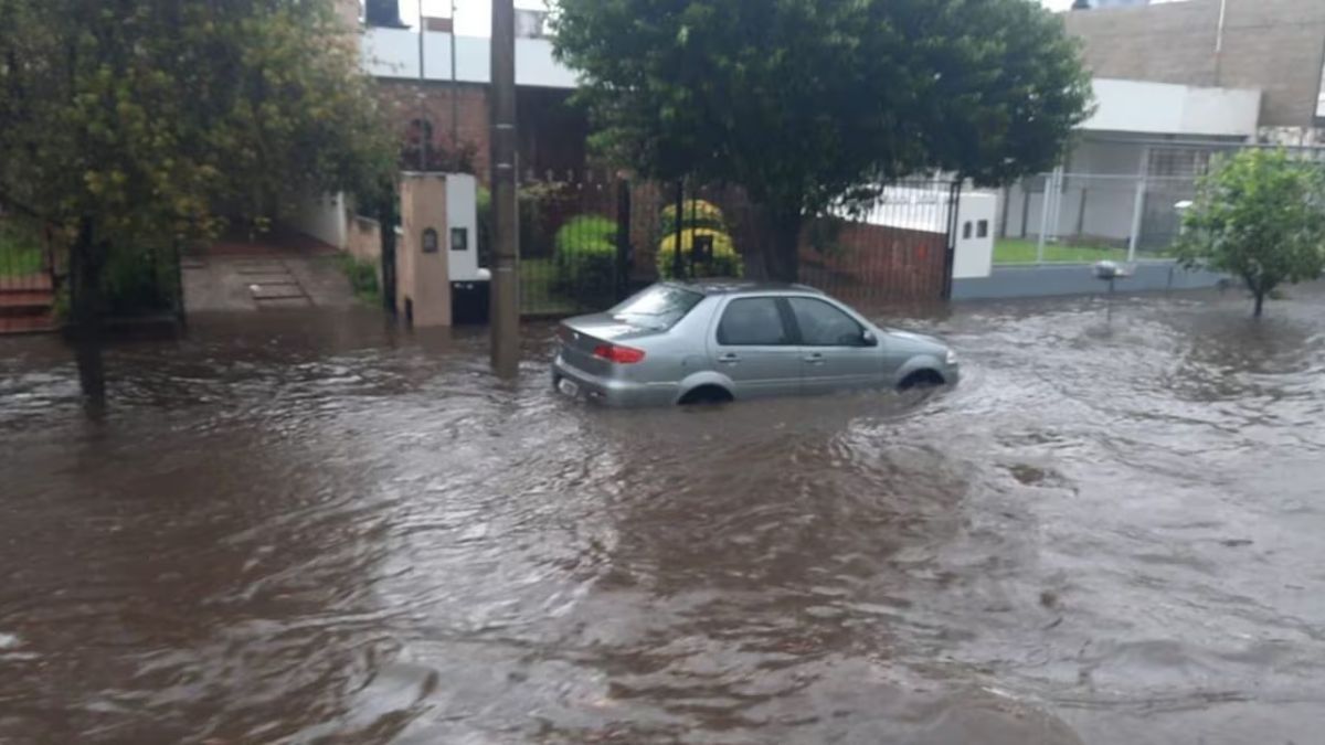 Inundaciones y evacuaciones en varios barrios de Córdoba.