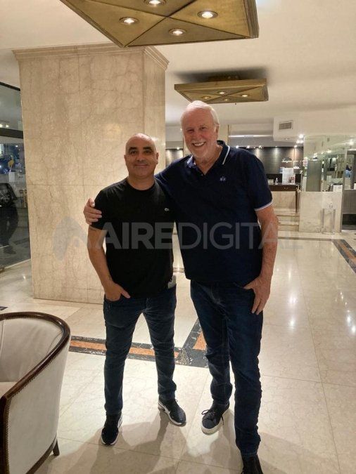 Martín Sendoa, representante de Facundo Farías, junto a José Vignatti tras la reunión con representantes de Boca este lunes en Buenos Aires.