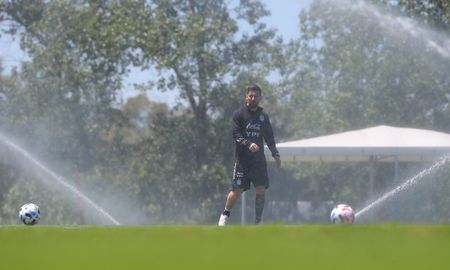 Lionel Messi entrenó a la par del grupo de la Selección de fútbol de Argentina y se perfila para ser titular este viernes ante Venezuela, por las Eliminatorias Sudamericanas. Lionel Messi entrenó a la par del grupo de la Selección de fútbol de Argentina y se perfila para ser titular este viernes ante Venezuela, por las Eliminatorias Sudamericanas.