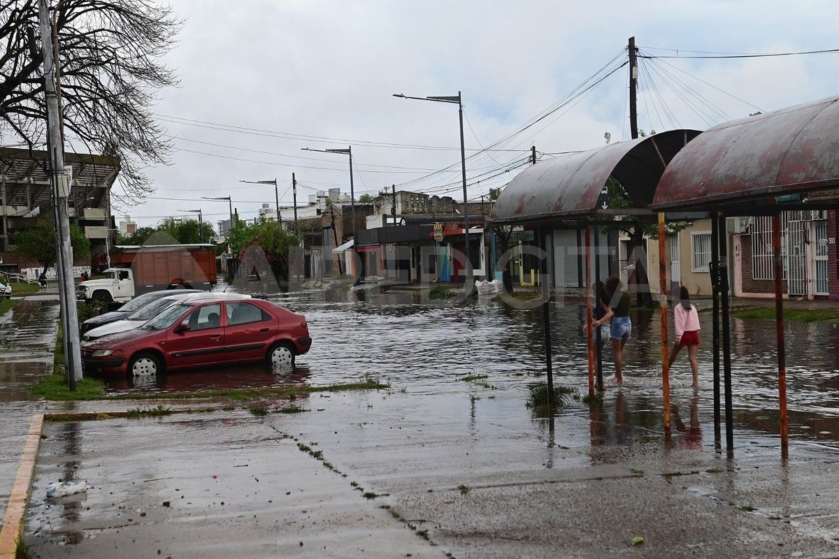 El agua provocó el anegamiento en varias calles de la ciudad de Santa Fe. El agua provocó el anegamiento en varias calles de la ciudad de Santa Fe.