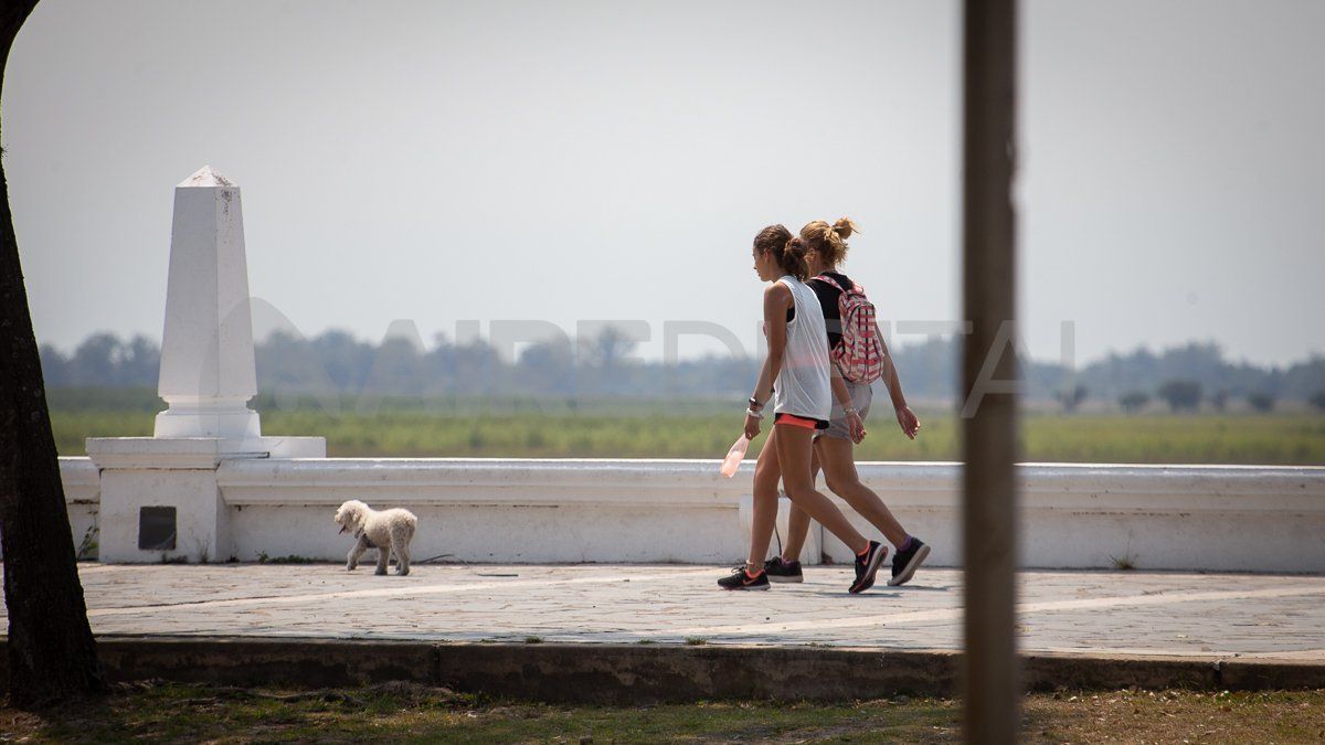 Incluso en días nublados, los rayos UV pueden penetrar las nubes y causar daño en la piel. Incluso en días nublados, los rayos UV pueden penetrar las nubes y causar daño en la piel.