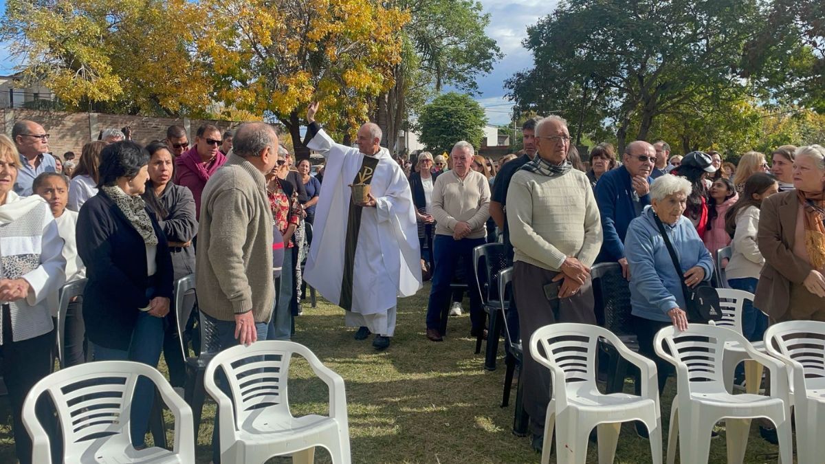 Olidio Panigo celebró su primera misa en Altos del Valle y recordó con emoción al papa Francisco