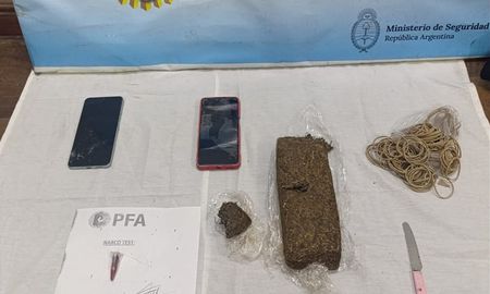El hallazgo del material estupefaciente se dio tras un requisa a una mochila. El hallazgo del material estupefaciente se dio tras un requisa a una mochila.