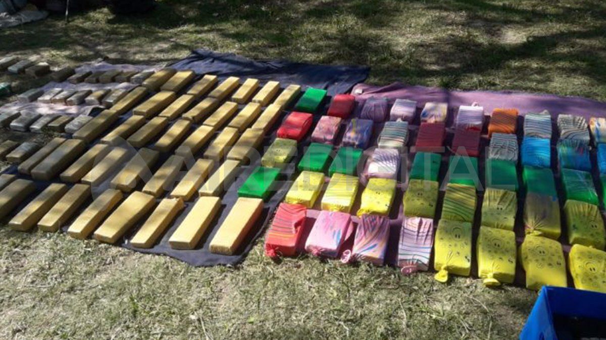 De todos colores. Los panes de marihuana que llevaba la embarcación. 