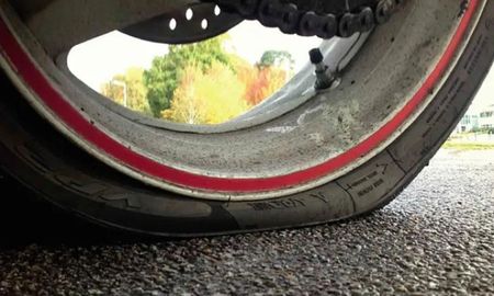¿Qué hacer si se pincha una rueda en moto? ¿Qué hacer si se pincha una rueda en moto?