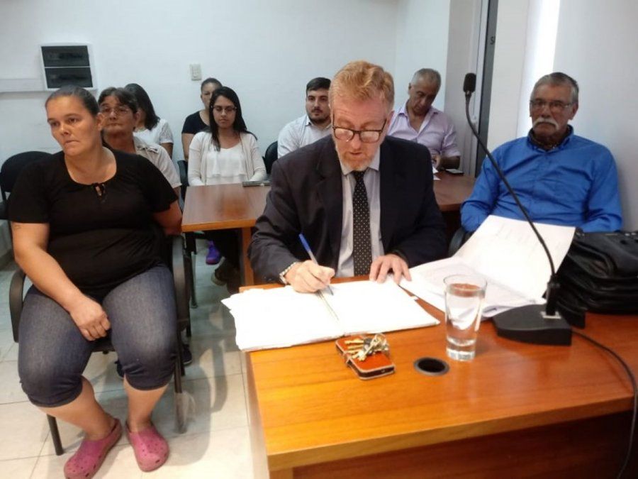 El fiscal Aldo Gerosa, junto a la familia de Gabriela, en una de las audiencias del caso