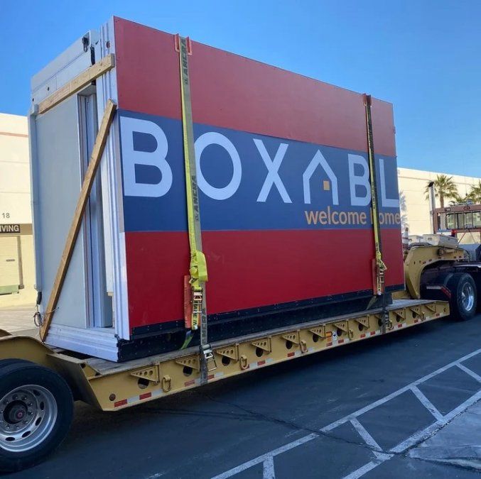 El modelo de casa llega en un contenedor. 