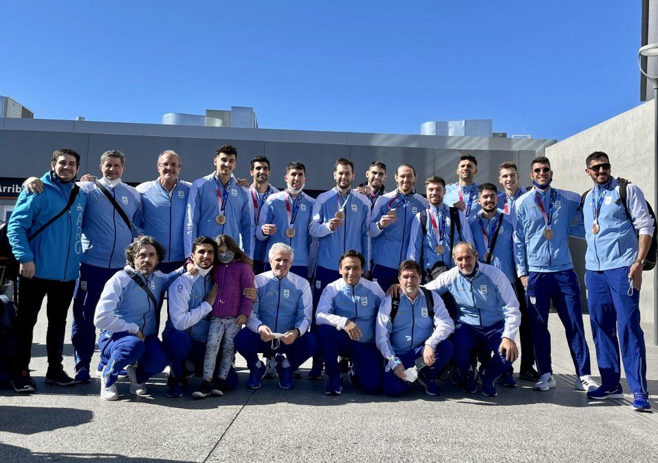 El seleccionado masculino de voley llegó al país tras su histórico bronce en Tokio 2020