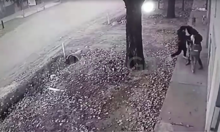 Santo Tomé: asaltaron a una joven y la secuencia quedó registrada en un video Santo Tomé: asaltaron a una joven y la secuencia quedó registrada en un video