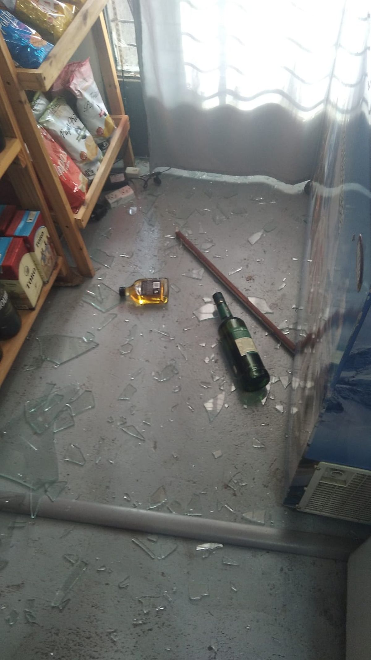 Vidrios rotos tras el robo a un almacén ubicado en Facundo Zuviría al 4000.