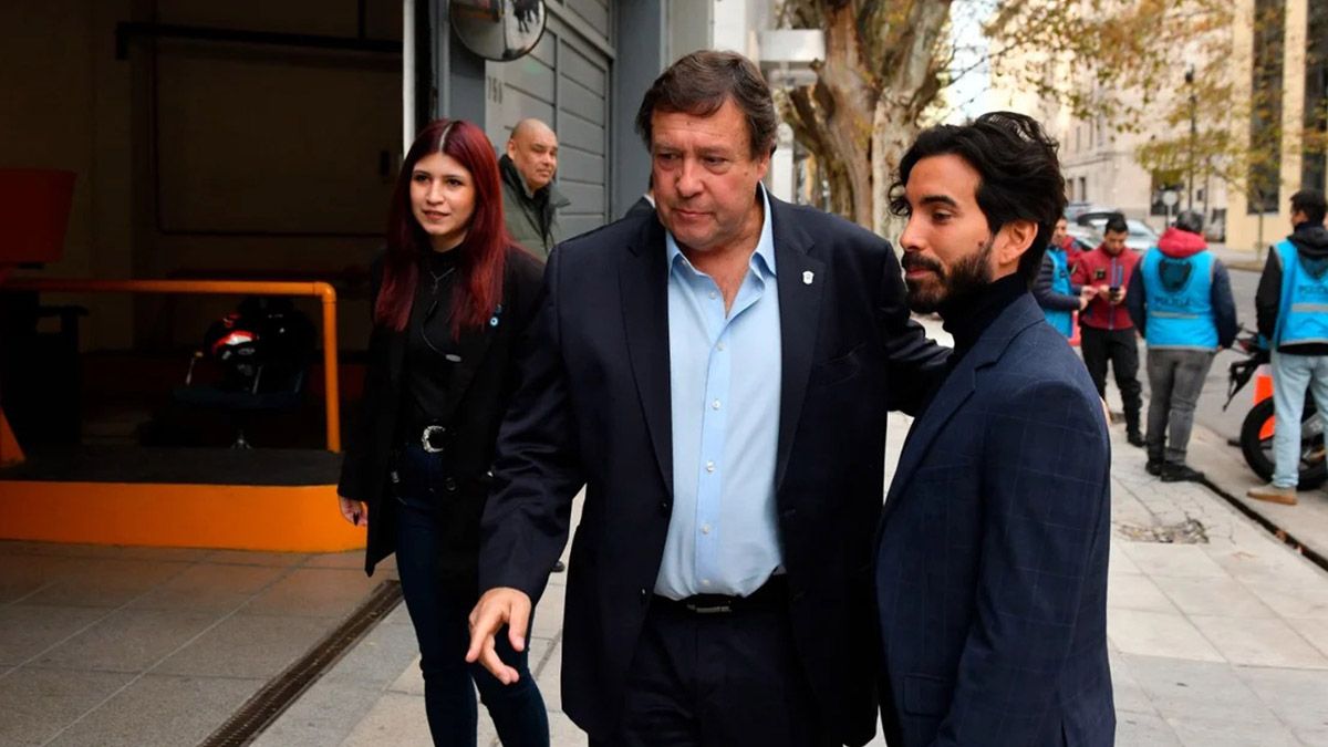 El encuentro que nucleó casi a la totalidad de gobernadores, con excepción del correntino Gustavo Valdés, tuvo lugar este mediodía en Azopardo 750, donde el CFI funciona de manera provisoria. El encuentro que nucleó casi a la totalidad de gobernadores, con excepción del correntino Gustavo Valdés, tuvo lugar este mediodía en Azopardo 750, donde el CFI funciona de manera provisoria.
