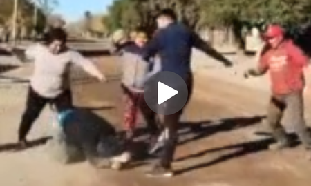 El joven fue brutalmente atacado por los vecinos luego de haberles robado un parlante y una garrafa. El joven fue brutalmente atacado por los vecinos luego de haberles robado un parlante y una garrafa.